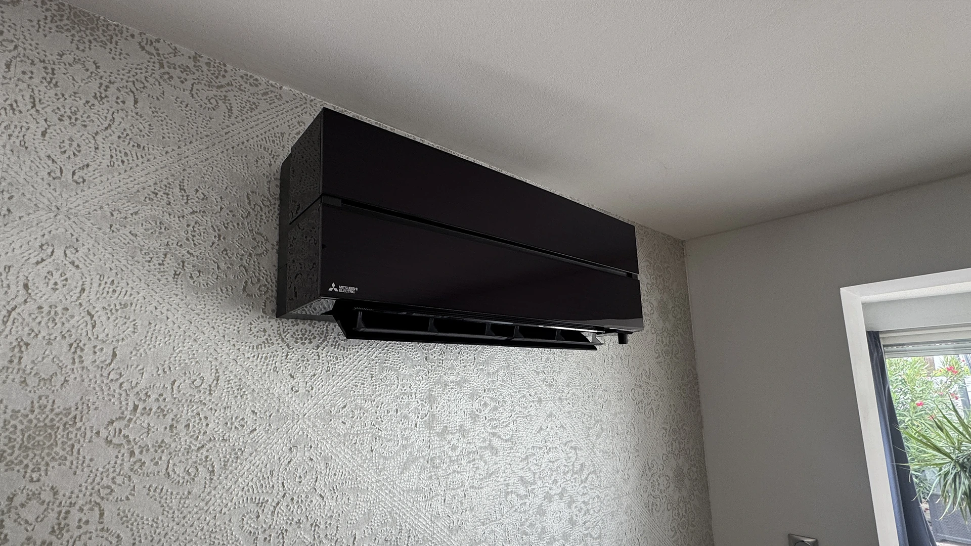 Installation climatisation Mitsubishi LN noir avec caméra thermique à Montagnac